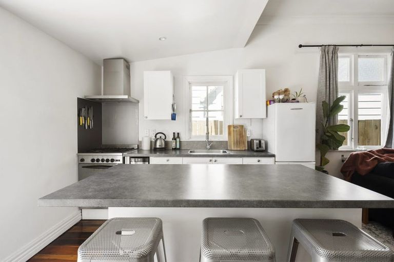 Photo of property in 109 Onepu Road, Lyall Bay, Wellington, 6022