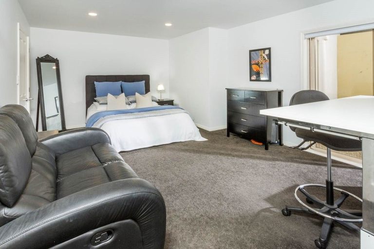 Photo of property in 1/25 Churchill Road, Murrays Bay, Auckland, 0630