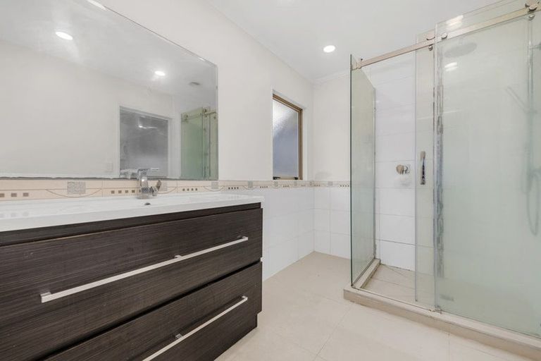 Photo of property in 3 Fairchild Avenue, Goodwood Heights, Auckland, 2105