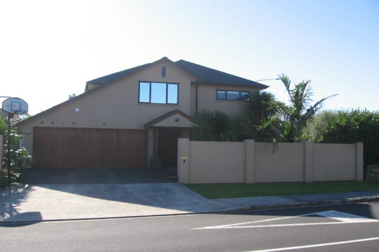 Photo of property in 1 Harbour Lights Close, West Harbour, Auckland, 0618