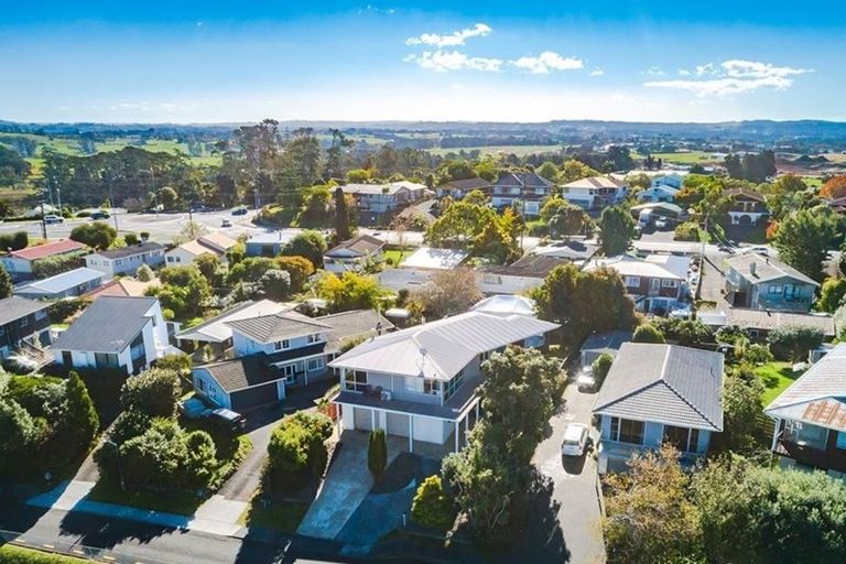 Photo of property in 17 Cyclarama Crescent, Massey, Auckland, 0614