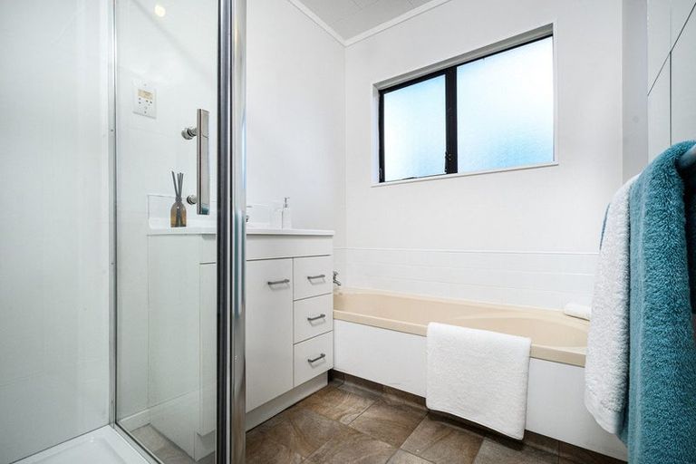 Photo of property in 39 Meadowvale Rise, Titirangi, Auckland, 0604