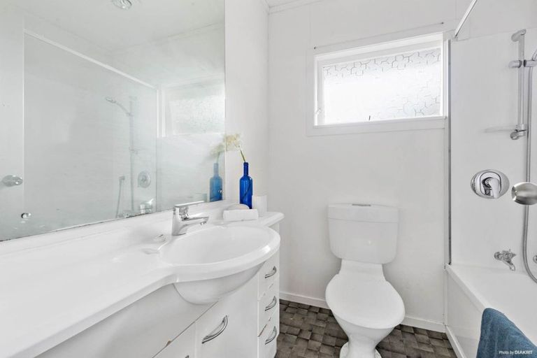 Photo of property in 2/113 Target Road, Totara Vale, Auckland, 0629