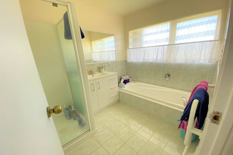 Photo of property in 49 Tupaki Place, Pakuranga Heights, Auckland, 2010