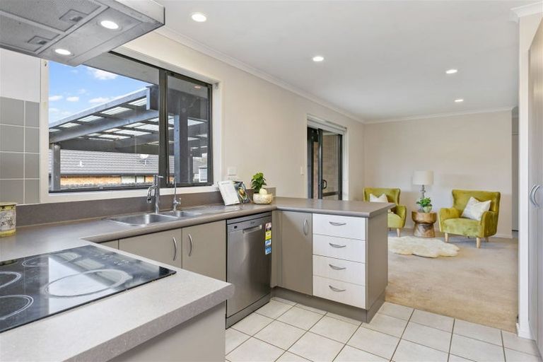 Photo of property in 35 Cabeleigh Drive, Helensville, 0800