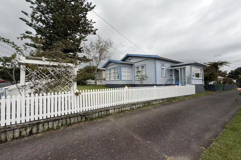 Photo of property in 8 Nikau Street, New Lynn, Auckland, 0600