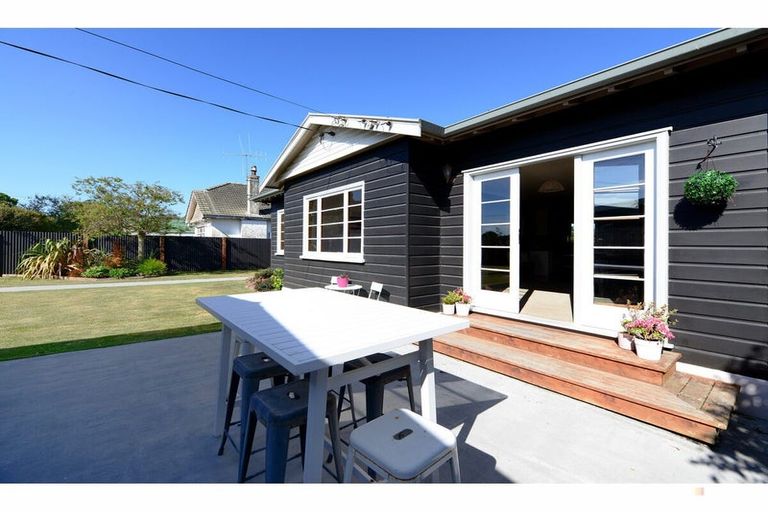 Photo of property in 17 Thackeray Street, Saint Andrews, 7988