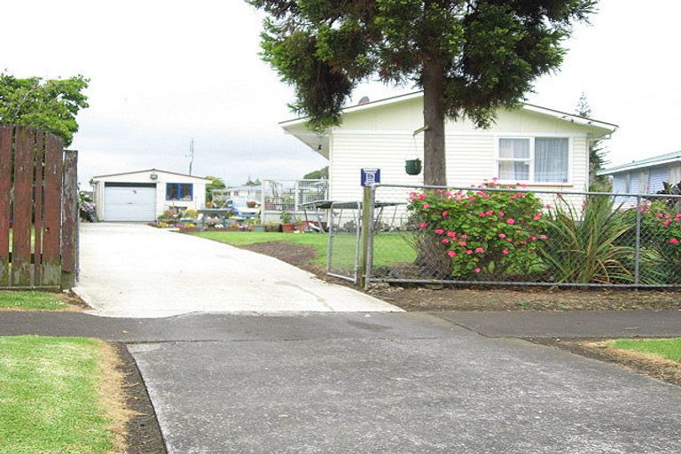Photo of property in 5 Kiekie Road, Mangere Bridge, Auckland, 2022