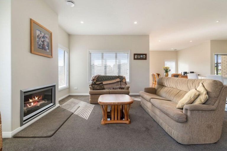 Photo of property in 8 Eric Farley Drive, Kumeu, 0810