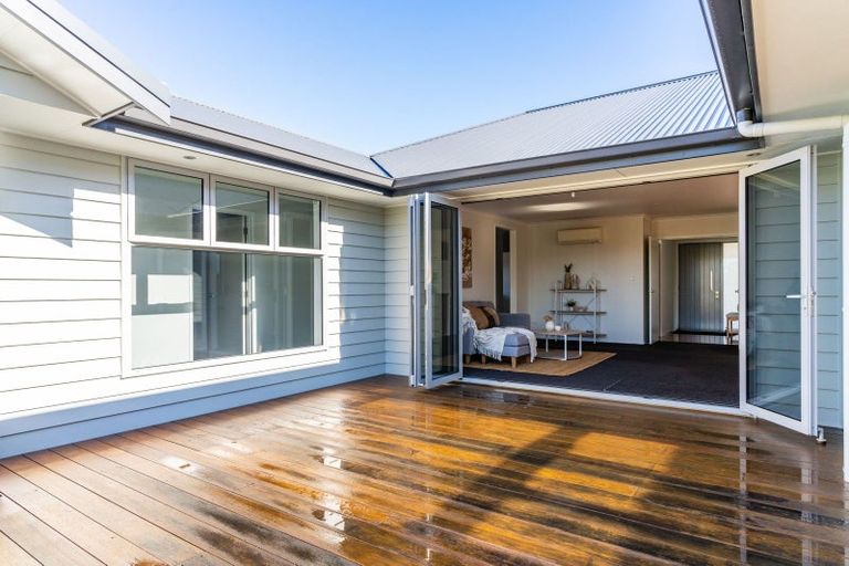 Photo of property in 33 Karoro Road, One Tree Point, 0118