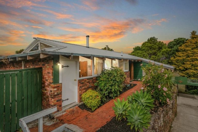 Photo of property in 112 Tiroroa Avenue, Te Atatu South, Auckland, 0610