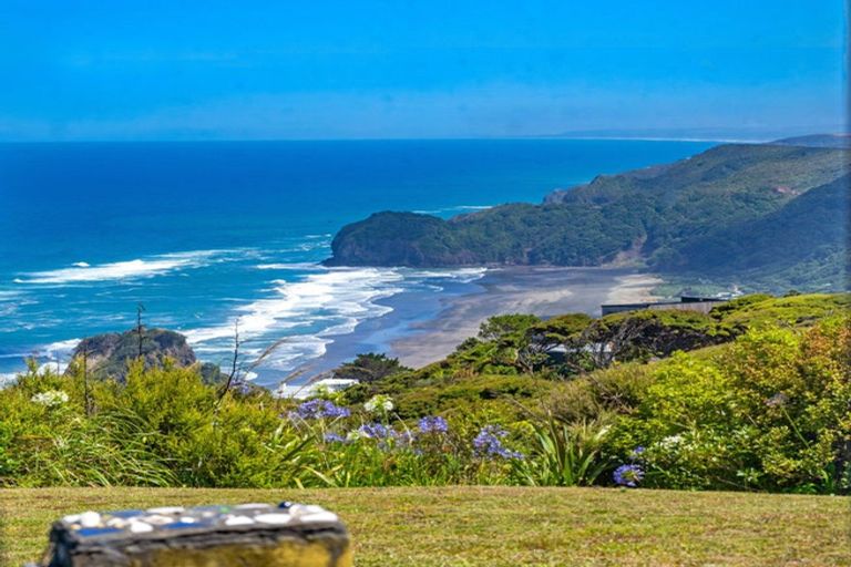 Photo of property in 11 Te Ahuahu Road, Piha, New Lynn, 0772