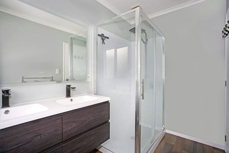 Photo of property in 73a Sandspit Road, Waiuku, 2123