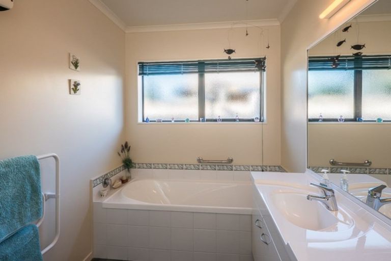Photo of property in 131 Weggery Drive, Waikanae Beach, Waikanae, 5036