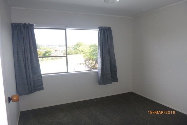 Photo of property in 8 St Catherine Crescent, West Harbour, Auckland, 0618