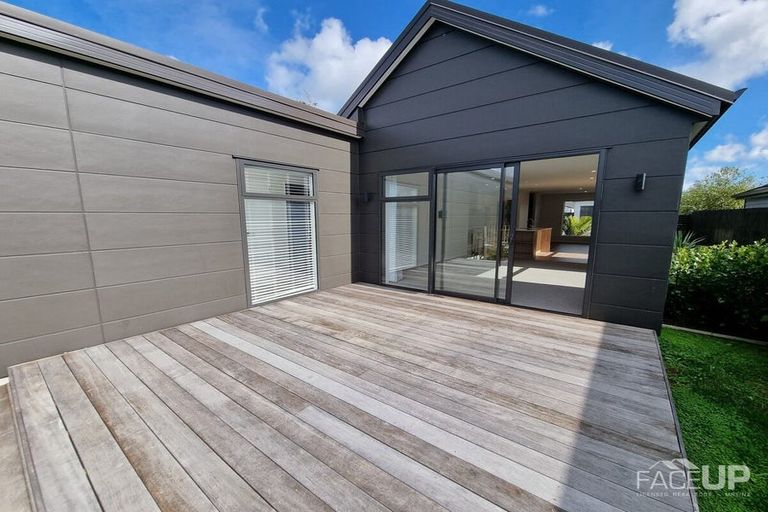 Photo of property in 35 Lumbarda Drive, Kumeu, 0810