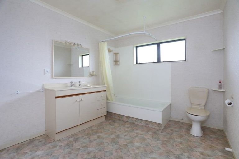 Photo of property in 28 Parnell Heights Drive, Kelvin Grove, Palmerston North, 4414