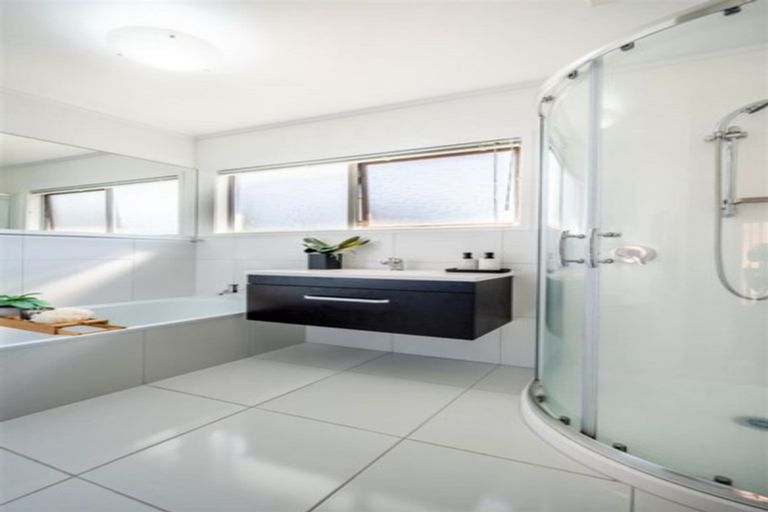 Photo of property in 2/50 Seaview Road, Castor Bay, Auckland, 0620