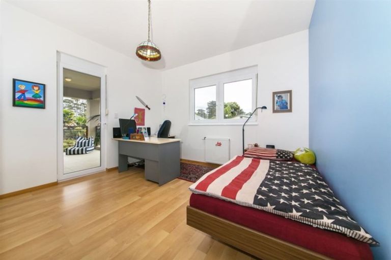 Photo of property in 32 Red Hills Road, Massey, Auckland, 0614