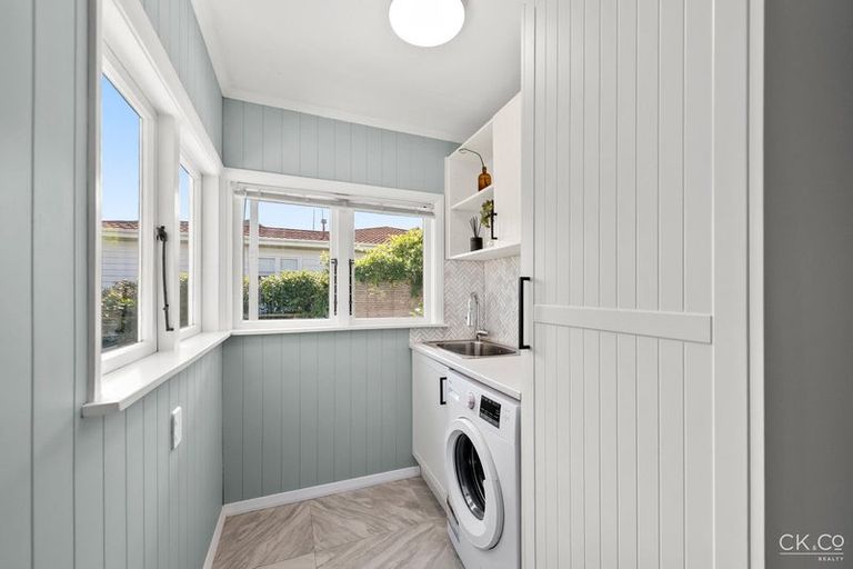 Photo of property in 2 Barton Road, Heretaunga, Upper Hutt, 5018