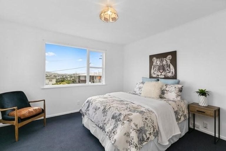 Photo of property in 25 Brooker Grove, Newlands, Wellington, 6037