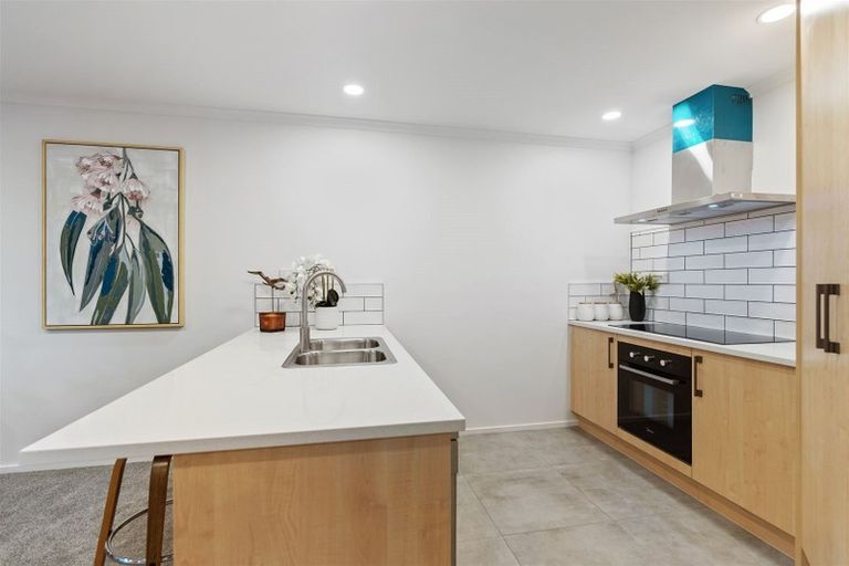 Photo of property in 5 Marbella Crescent, Oteha, Auckland, 0632