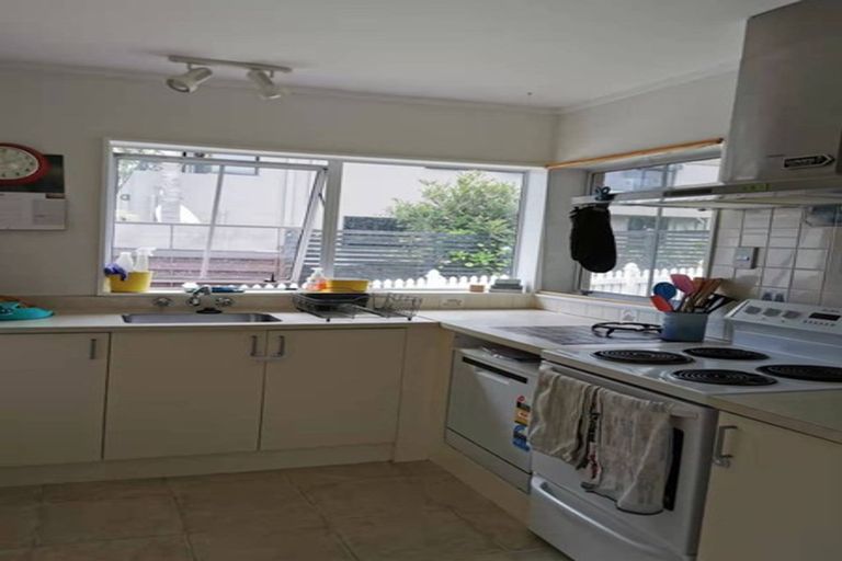 Photo of property in 1/71 Browns Bay Road, Browns Bay, Auckland, 0630