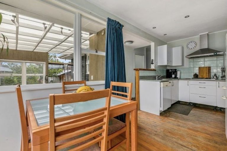 Photo of property in 21 Thomas Avenue, Te Atatu Peninsula, Auckland, 0610