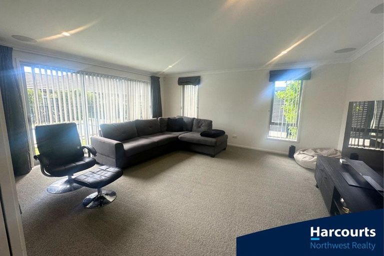 Photo of property in 6 Walnut Road, Riverhead, 0820