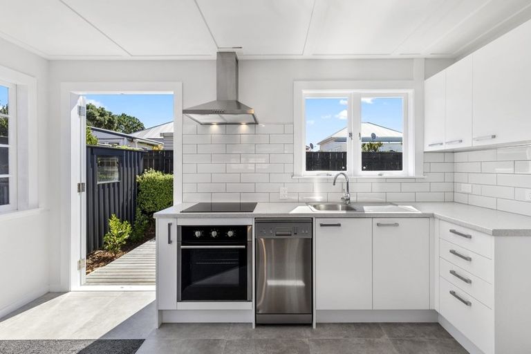 Photo of property in 5a Roslyn Terrace, Stanley Point, Auckland, 0624