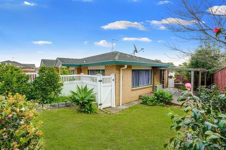 Photo of property in 17 Glenveagh Park Drive, Weymouth, Auckland, 2103