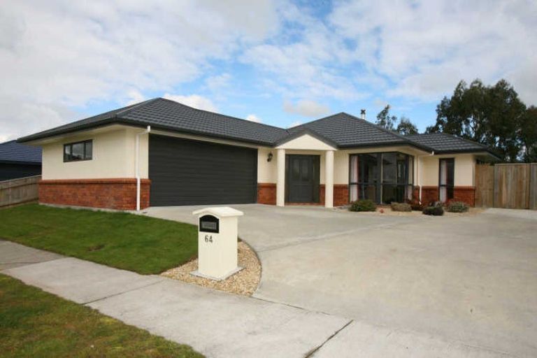Photo of property in 64 Ruapehu Drive, Fitzherbert, Palmerston North, 4410