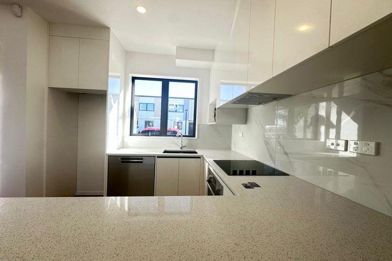 Photo of property in 2/103 Botany Road, Botany Downs, Auckland, 2010