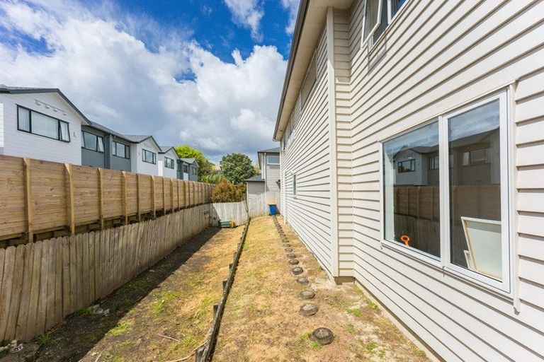 Photo of property in 1b Harrowglen Drive, Northcross, Auckland, 0632