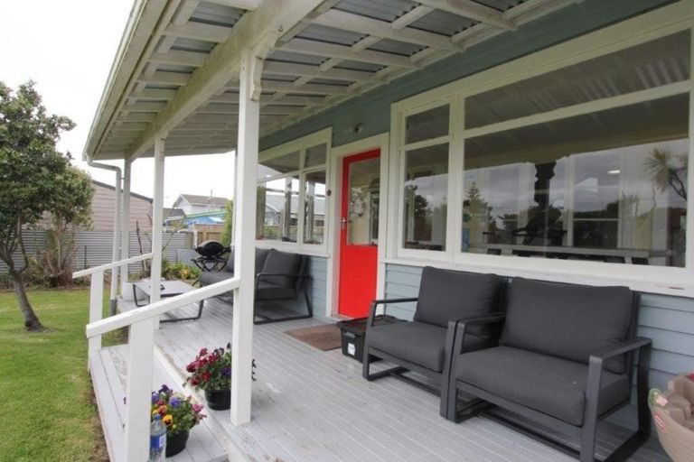 Photo of property in 14 Shortt Street, Foxton Beach, Foxton, 4815