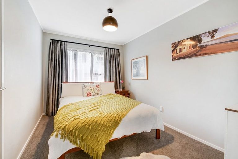 Photo of property in 17 Leiden Place, Totara Vale, Auckland, 0629