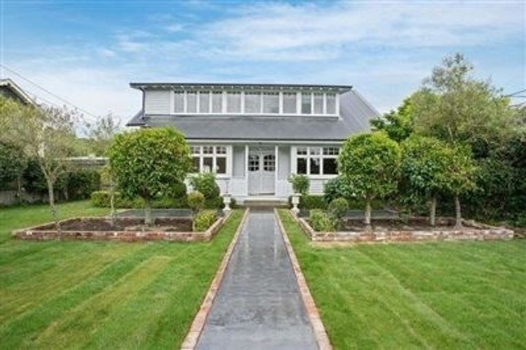 Photo of property in 33 Kotare Street, Fendalton, Christchurch, 8041