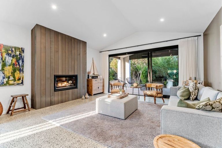 Photo of property in 6 Sandpiper Avenue, Point Wells, 0986