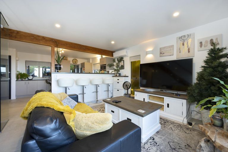 Photo of property in 2/813 East Coast Road, Northcross, Auckland, 0630