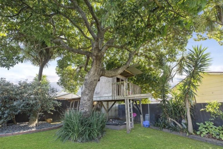 Photo of property in 2 Busing Avenue, Papakura, 2110