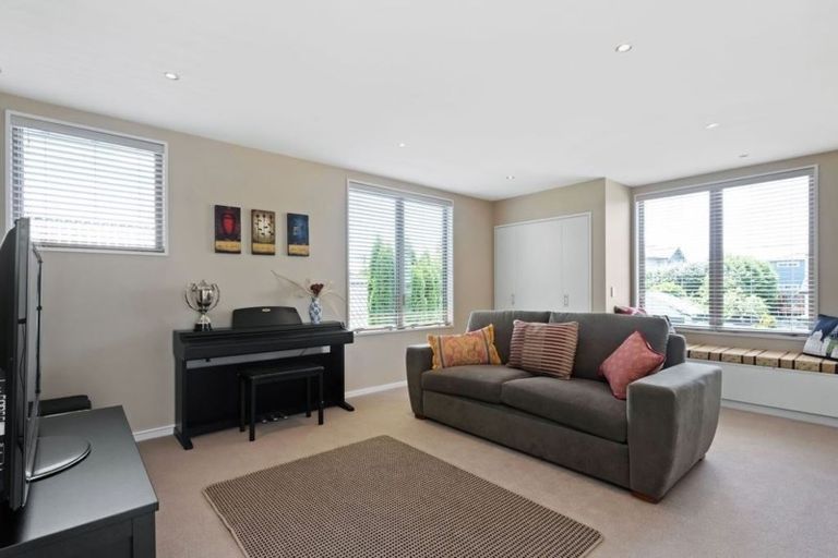 Photo of property in 8 Saint Andrews Square, Strowan, Christchurch, 8052