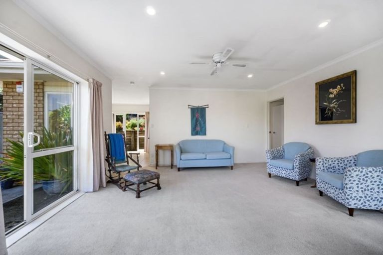 Photo of property in 8 Margaret Henry Crescent, Oteha, Auckland, 0632