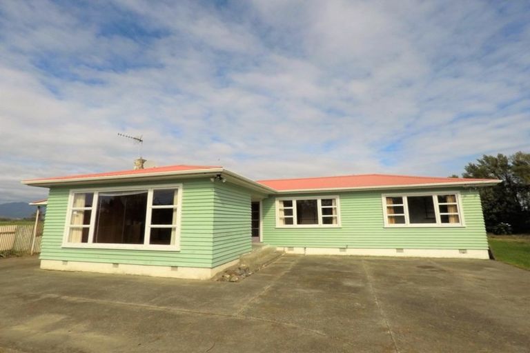 Photo of property in 335 Kawiu Road, Levin, 5510