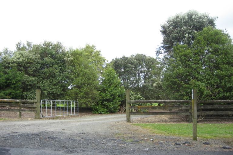 Photo of property in 83 Tawa Road, Kumeu, 0891