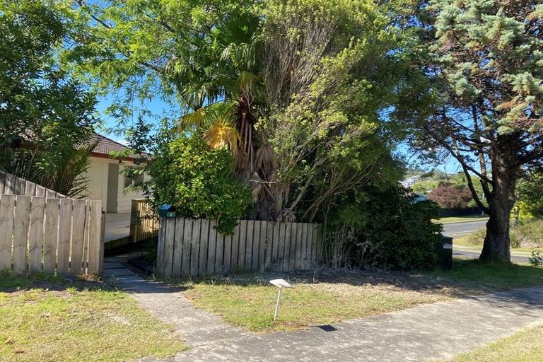 Photo of property in 1 Kayle Glen, West Harbour, Auckland, 0618