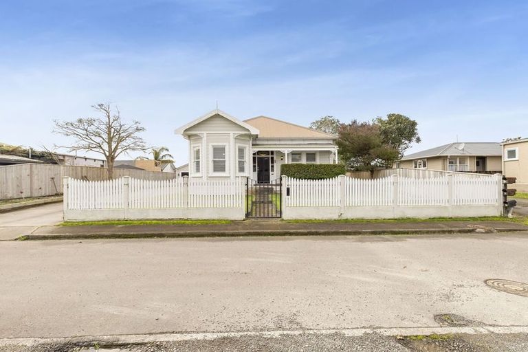 Photo of property in 17 Perrin Place, Kelvin Grove, Palmerston North, 4414