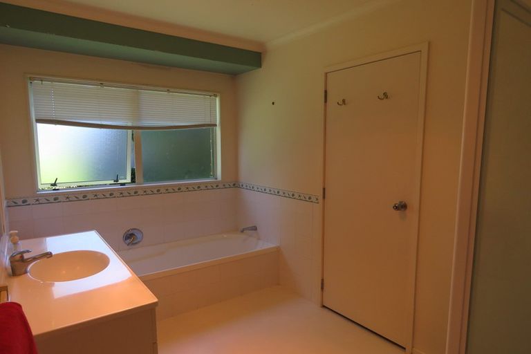 Photo of property in 8a Sandspit Road, Waiuku, 2123