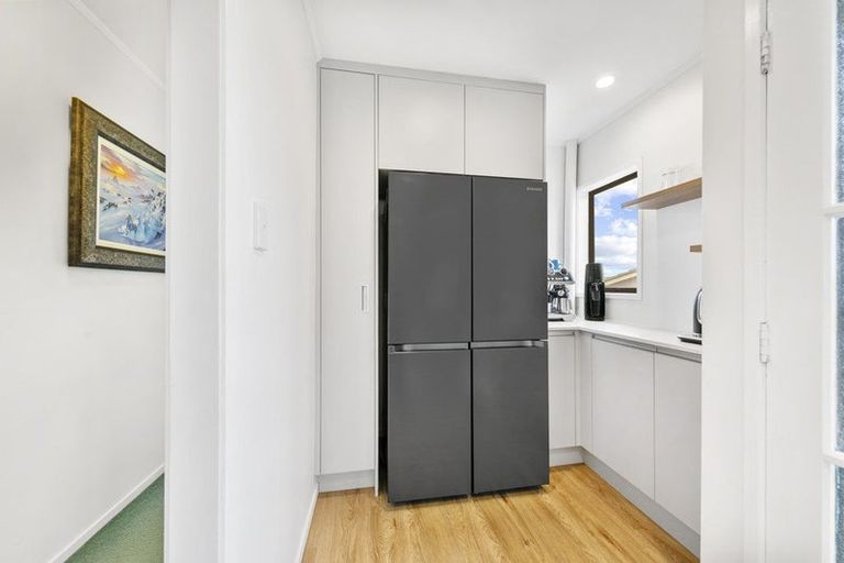 Photo of property in 22 Deverell Place, Northcross, Auckland, 0632