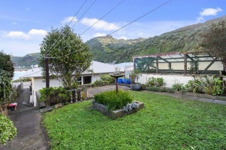 Photo of property in 81 Breaker Bay Road, Breaker Bay, Wellington, 6022