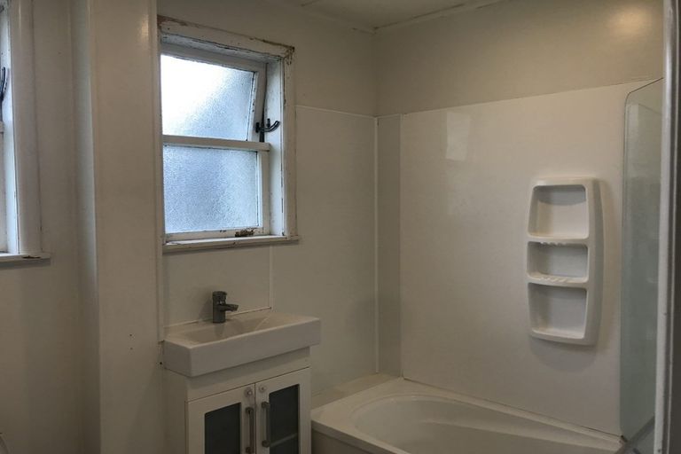 Photo of property in 1/4 Shakespeare Road, Milford, Auckland, 0620